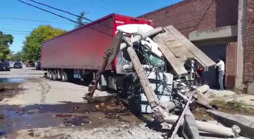 Un camionero chocó contra una columna de Epec