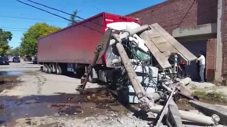 Un camionero chocó contra una columna de Epec