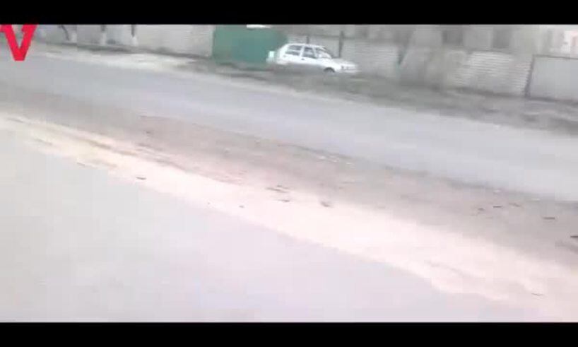 Se puso a bailar en la calle y causó un accidente