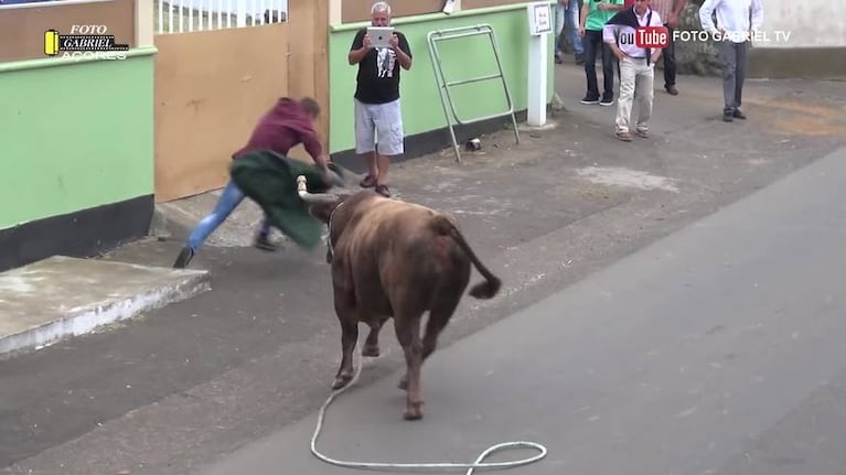 Filmaba a un toro de cerca y terminó muy mal