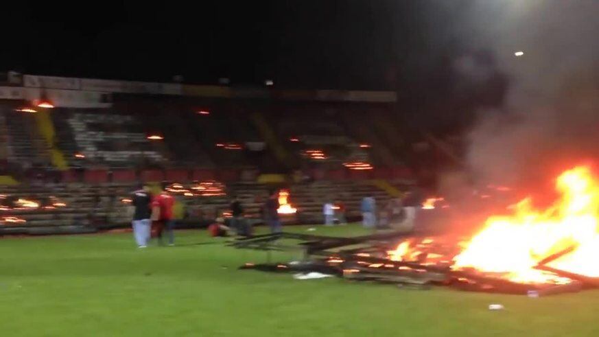 Descendieron y prendieron fuego el estadio