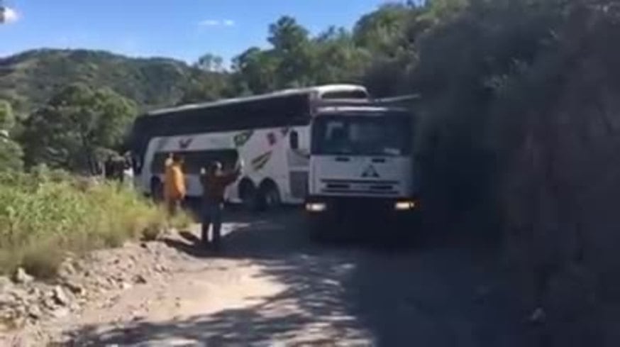 Río Pinto: un colectivo quedó atascado en el camino