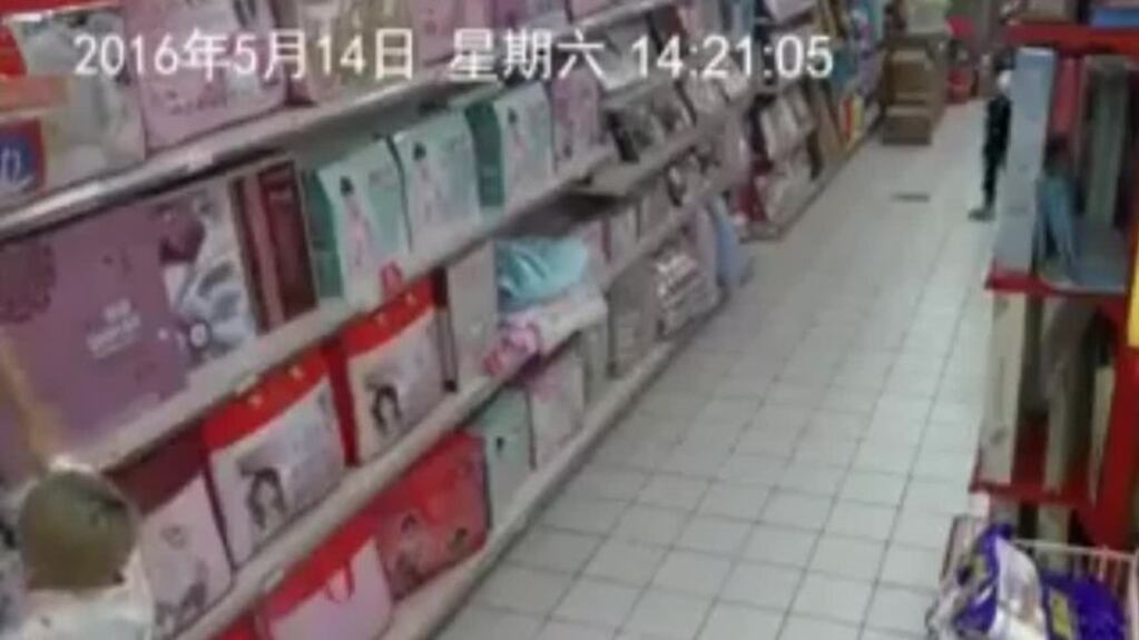 Una mujer poseída causó miedo en un supermercado