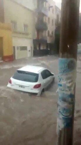 Se inundó un auto en Caseros y Paraguay