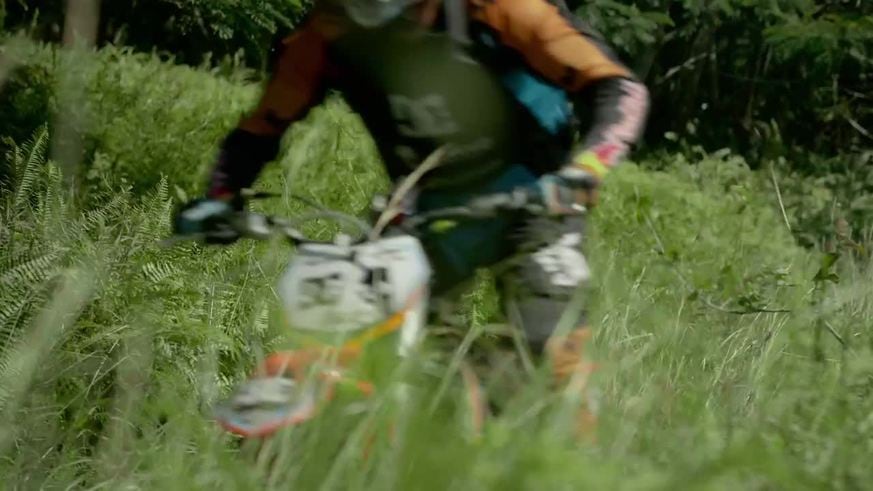 ¡Increíble! Surfea con su moto