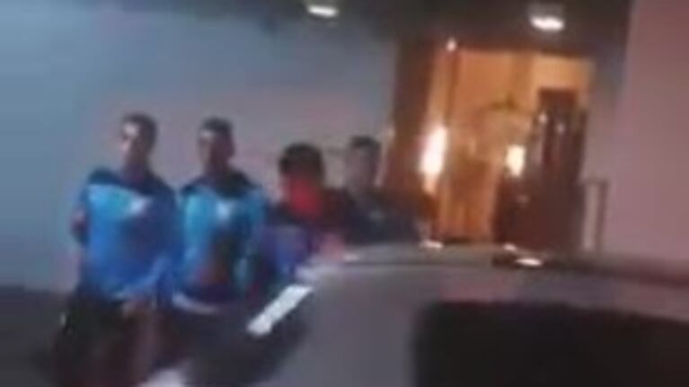 Con una escoba, apretó al plantel de Belgrano