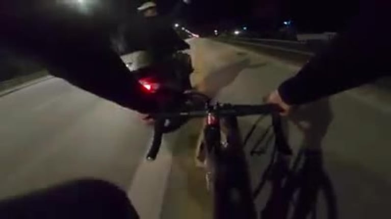 La venganza de un ciclista contra un motociclista