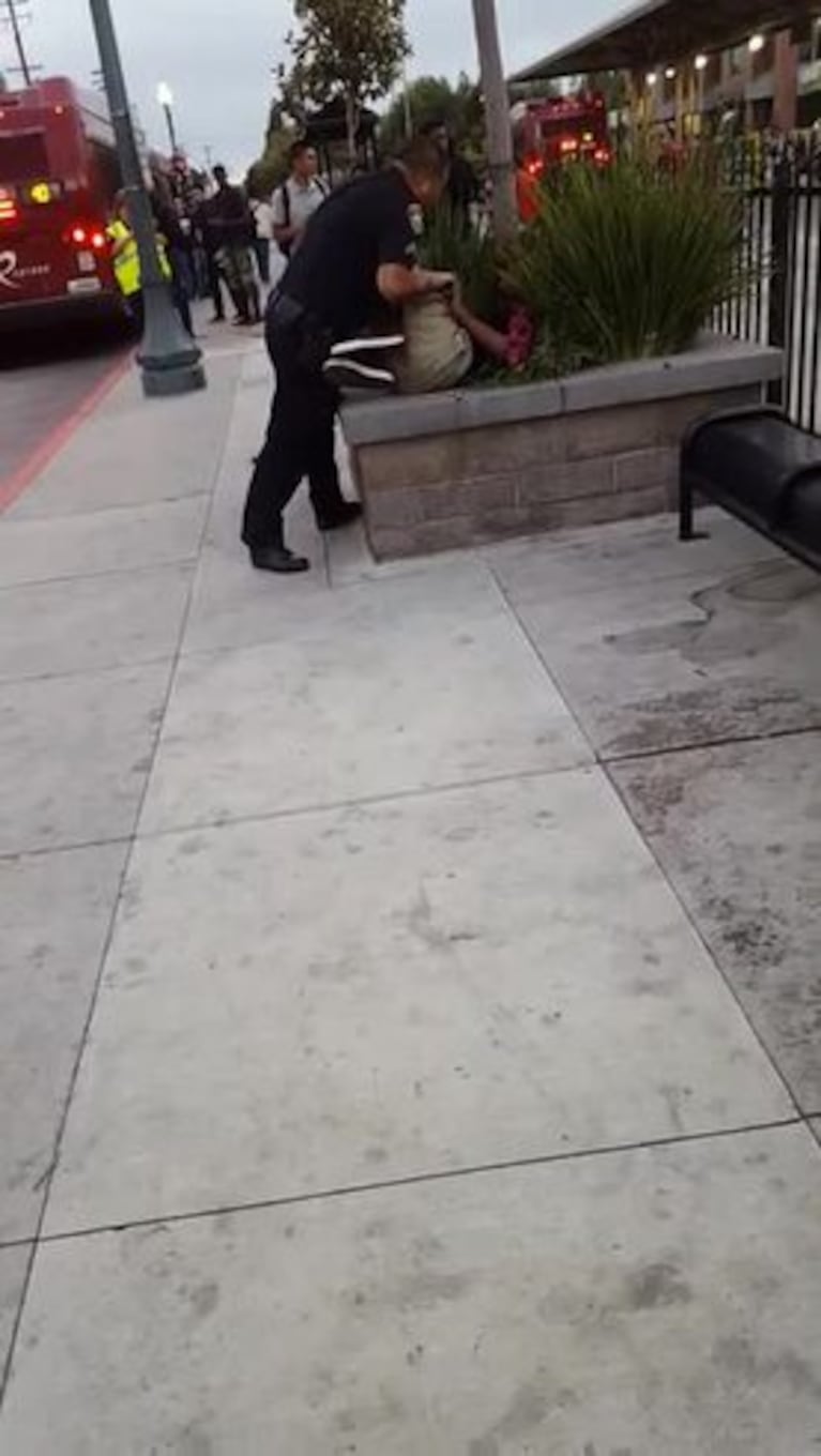Brutal detención de policías a un chico negro por cruzar mal la calle