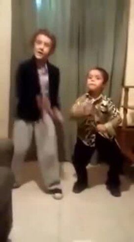 Los nenes que bailan "Dale, vieja, dale" 