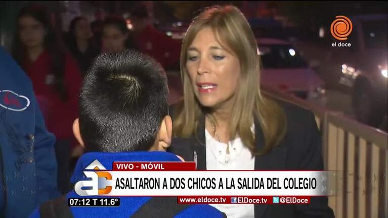 Motochoros asaltaron alumnos en la puerta de un colegio