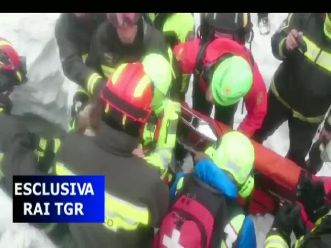 El momento del rescate de una sobreviviente del hotel italiano