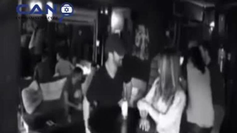 La acosaron en un bar y los noqueó