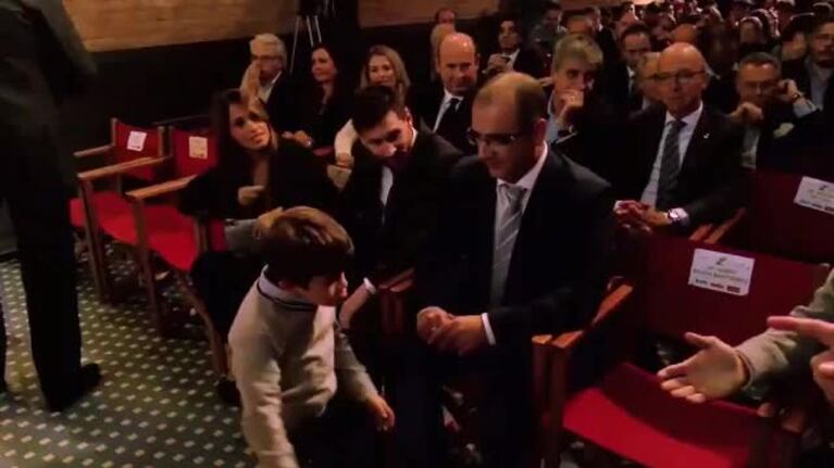 El divertido video del hijo de Messi con Suárez