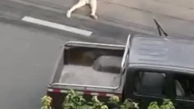 Arrastró a su mujer y nadie hizo nada