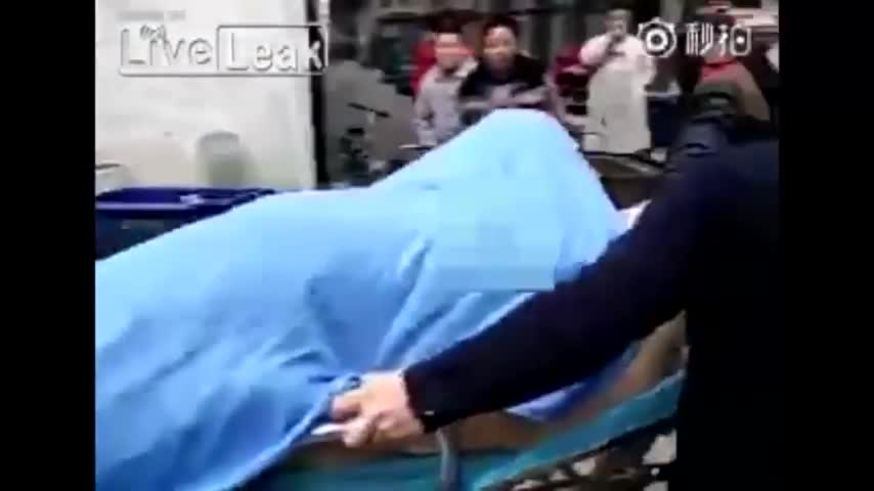 Llevaron a un anciano a la morgue con una mujer encima