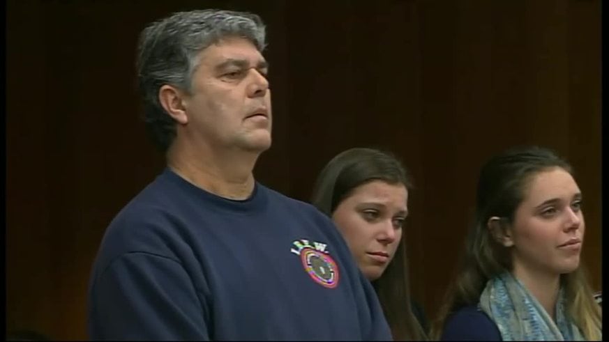 Padre intenta atacar Larry Nassar en la corte