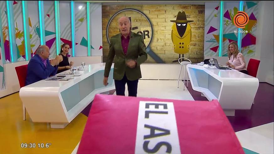 Periodista nudista en el gimnasio