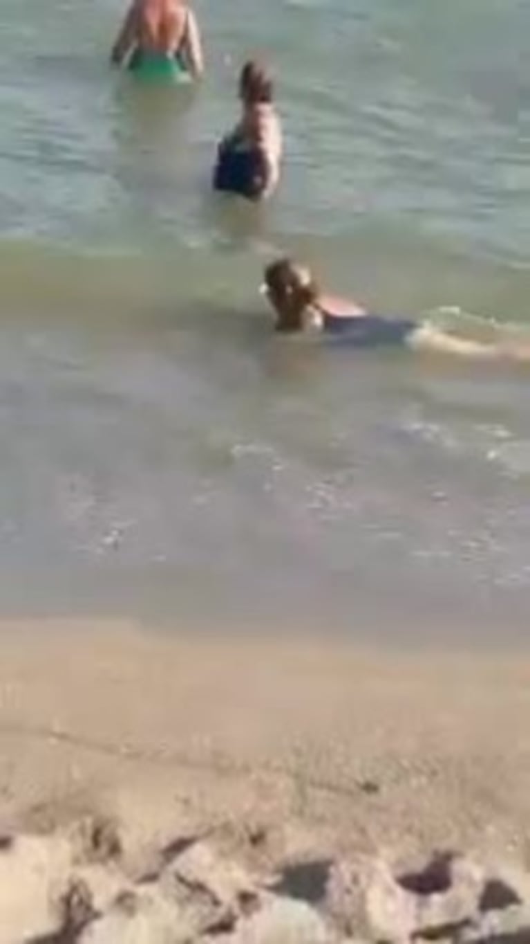 Dos mujeres fueron ayudadas para salir del mar