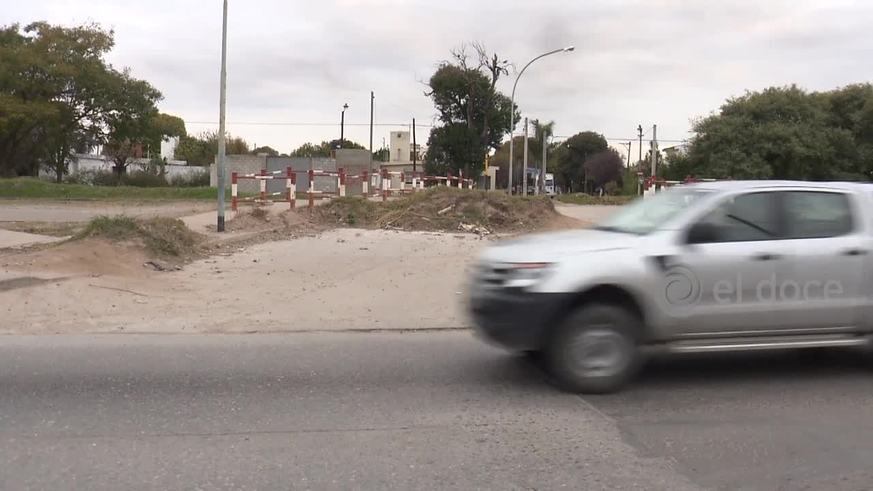 Paso a nivel trágico: un auto chocó y mató a un niño de 12 años