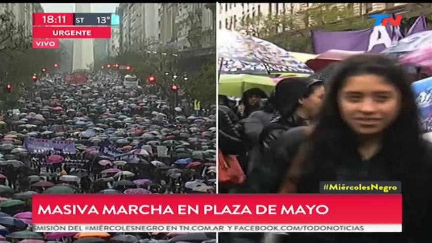 Multitudinaria marcha por #NiUnaMenos