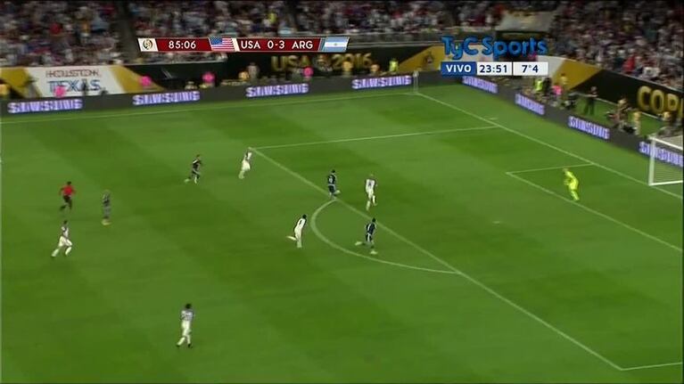 Higuaín completó el 4-0 de Argentina