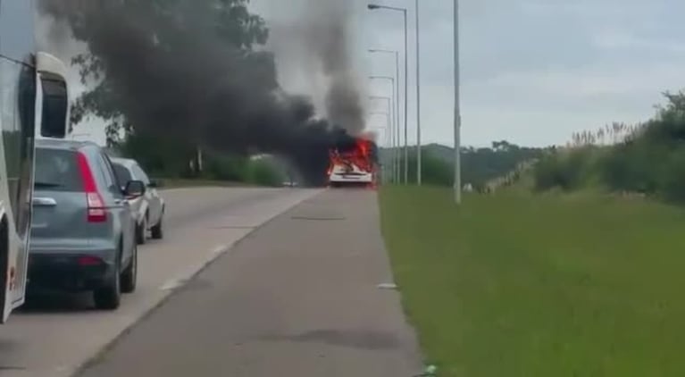 Un colectivo ardió en la autopista 