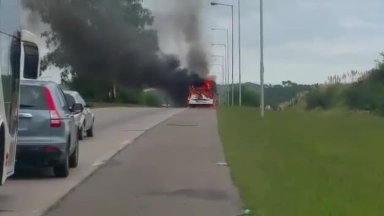 Un colectivo ardió en la autopista