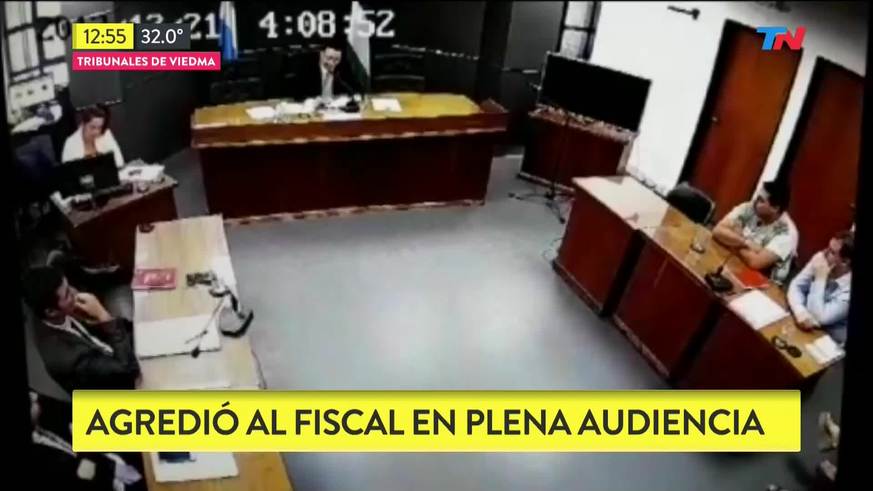 Enojado, le arrojó un vaso de vidrio al fiscal