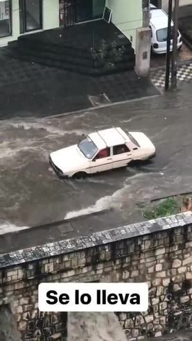 Un auto, arrastrado por el agua a metros de la Cañada