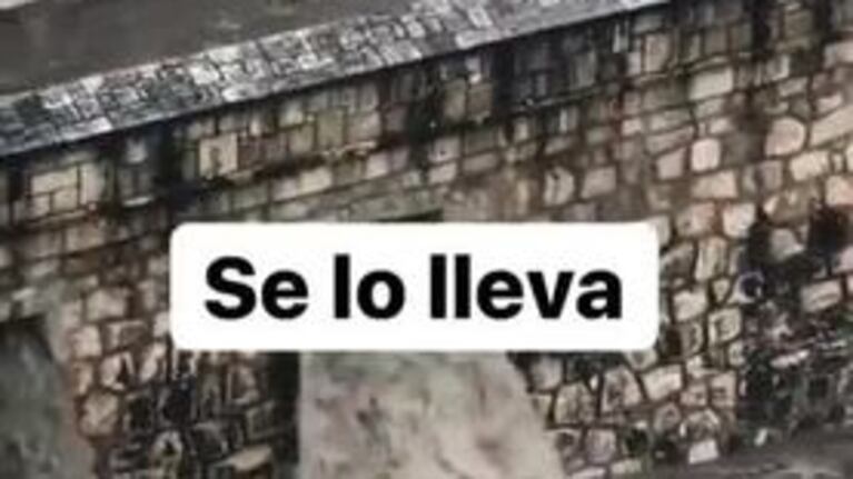 Un auto, arrastrado por el agua a metros de la Cañada