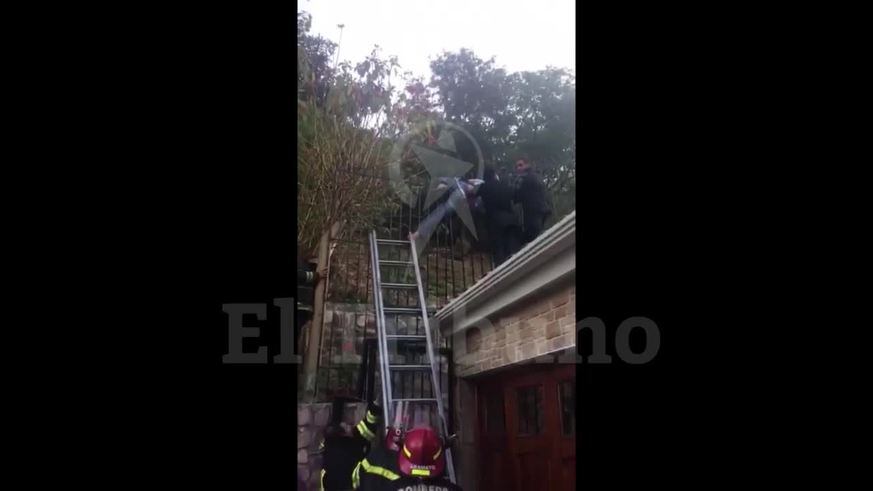 Auxiliaron a un ladrón atrapado en una reja