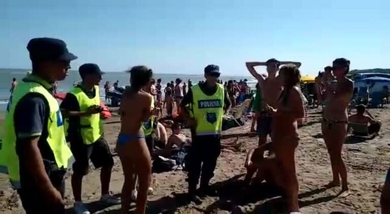 Necochea: La Policía les impidió hacer topless
