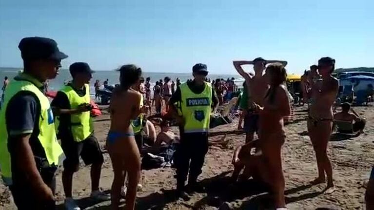 Necochea: La Policía les impidió hacer topless