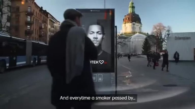 El cartel que tose cuando pasa un fumador