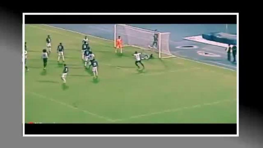 Insólito: festejó un gol haciendo levitar la pelota