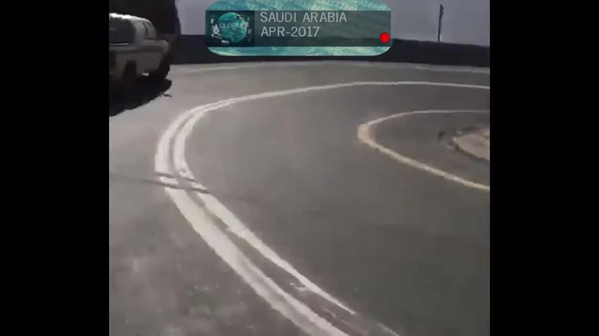 Un camionero quedó colgado en un precipicio