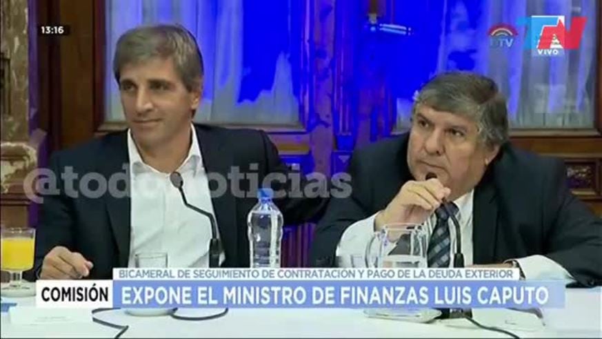 Escándalo por el "papelito" de Caputo