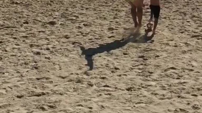 La patada del Papu Gómez a su hijo