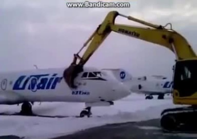 Lo echaron de la aerolínea y destrozó un avión