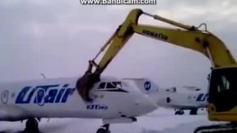 Lo echaron de la aerolínea y destrozó un avión