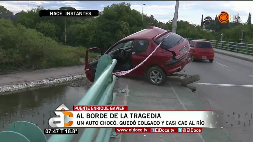 Auto quedó colgado en el puente del Kempes
