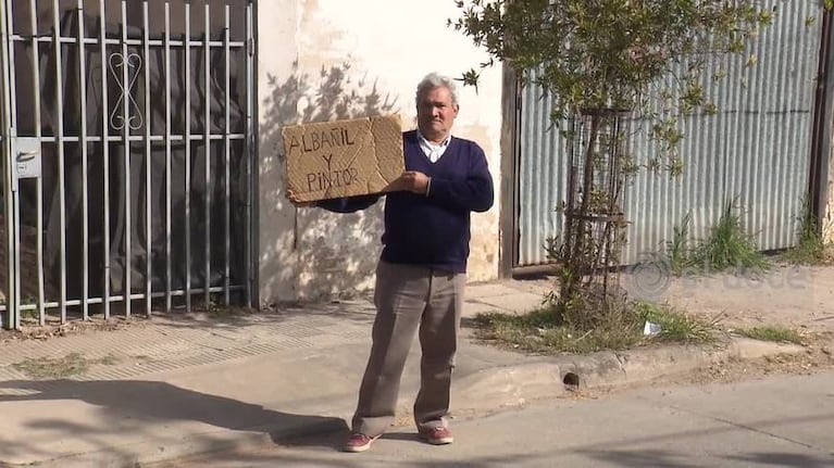 Un albañil y pintor busca trabajo con un cartel