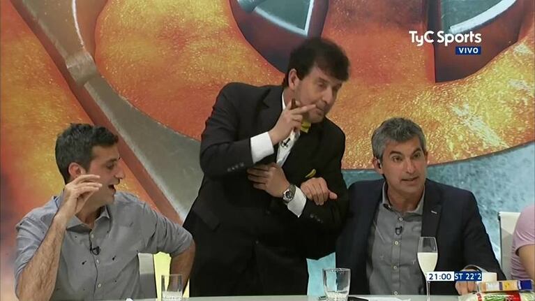 Un periodista apareció en boxer culpa de Cardona