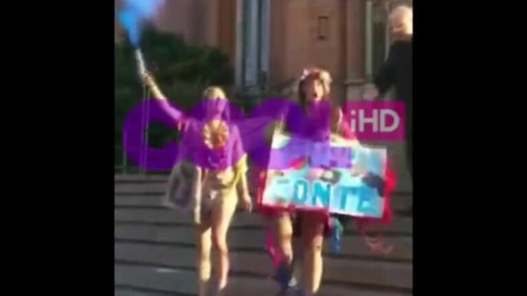 Un cura pateó a una chica