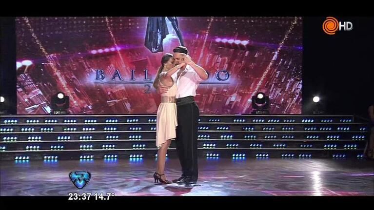 ¡Pampita improvisó y se lució en el tango!