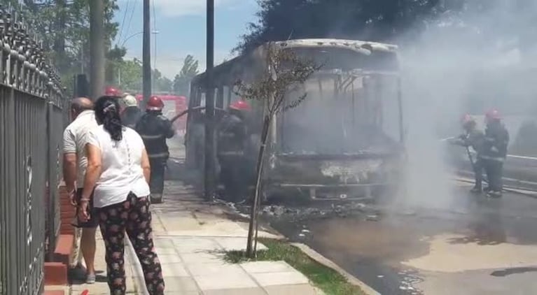 Colectivo incendiado en barrio Los Robles