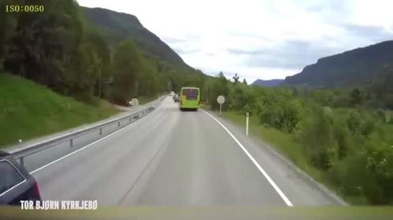 Un nene se salvó de ser atropellado por un camión