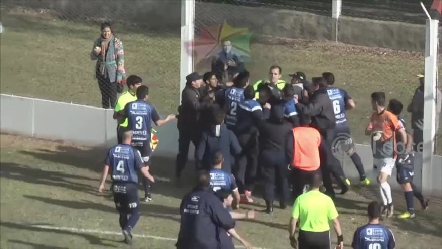 El árbitro que expulsó a ocho jugadores lamentó los golpes que sufrió