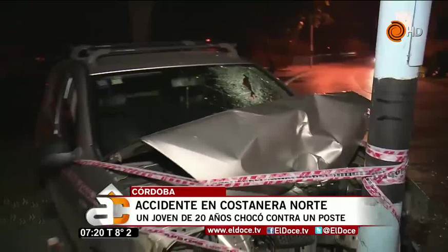 Un joven estrelló su auto contra una columna