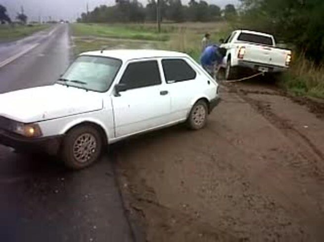 Un Fiat 147 rescató a un Toyota Hilux empantanada